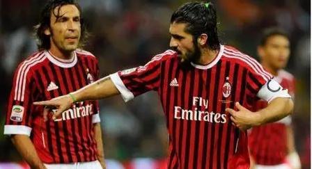 詹姆斯时隔14年再次来蓉，现场表白“我太爱成都了”，球迷冒雨齐聚万象城集体高呼“LBJ”（阔别14年詹姆斯再访成都：现场告白“太爱成都”，万象城球迷冒雨齐喊“LBJ”）