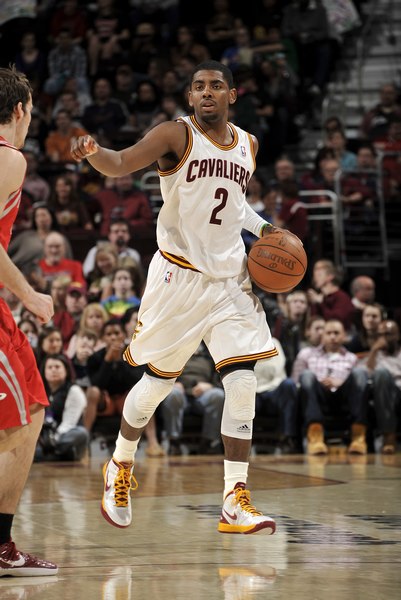 吉文：可能我有点老派，看不惯加纳乔走路歪着身子还挂条链子（吉文：或许我有些老派，难以接受加纳乔走路歪身还戴链子）