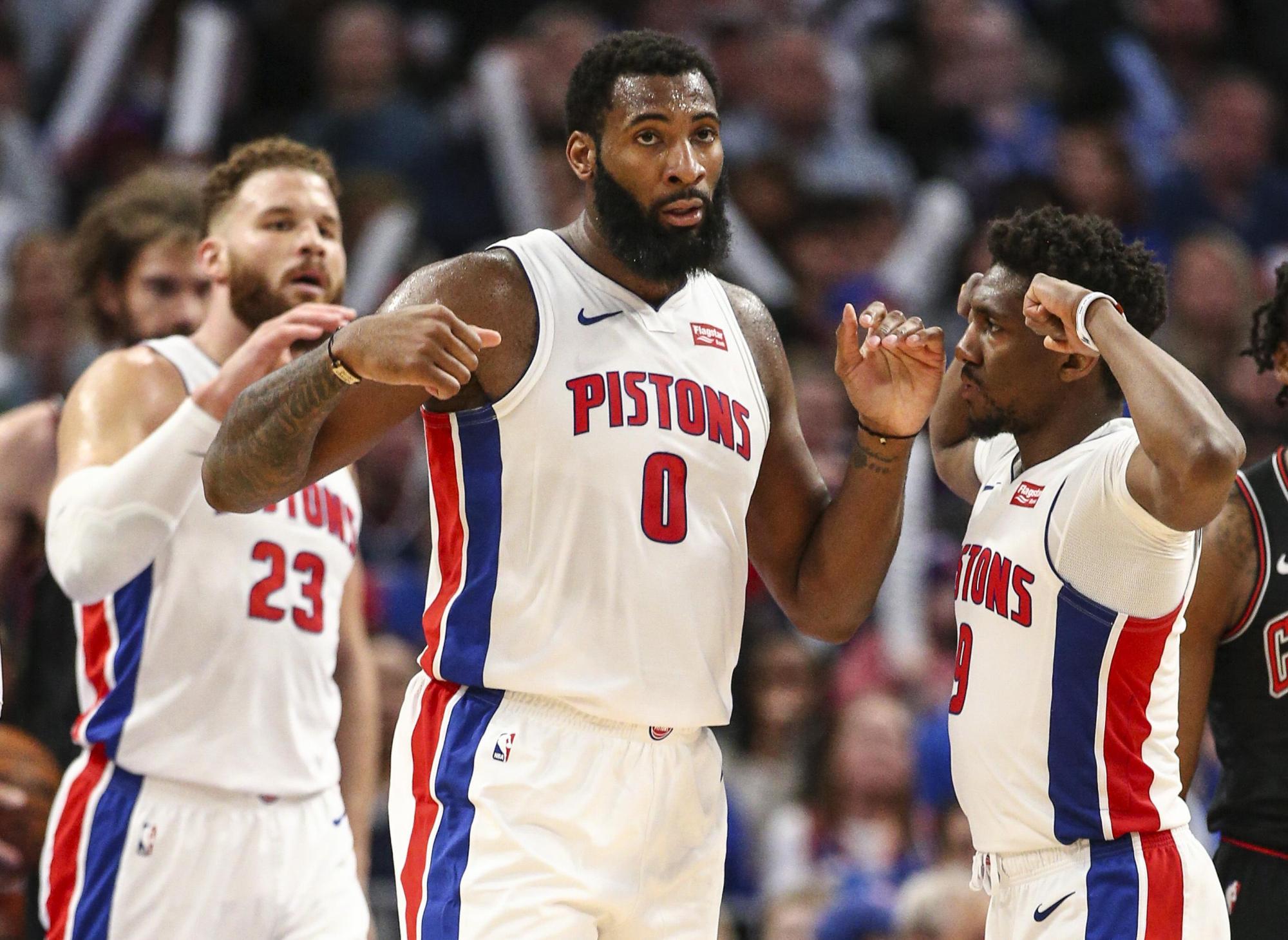 欧文突破防守连续得分（欧文强势冲击防线连连得手）