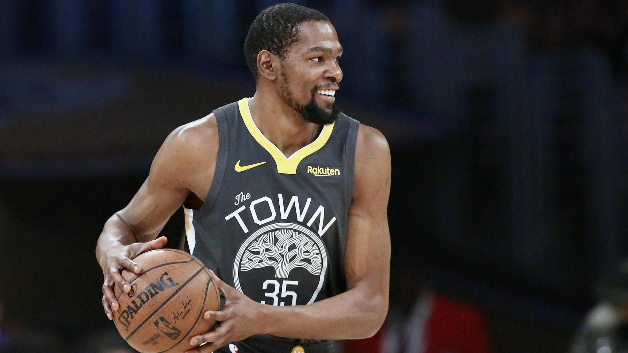 陷入窘境！曾凡博赛后独自离场，一分钟没上被裁也要跟队回美国（曾凡博赛后默然离场：全场未登场，被裁仍随队返美）