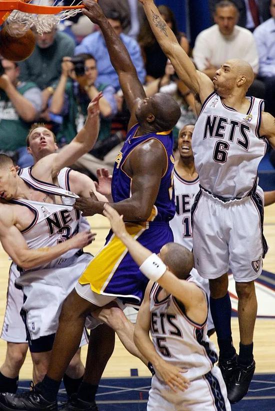 布尼达为何没首发？阿贾克斯主帅：他训练迟到了（阿贾克斯主帅解释布尼达未首发：因训练迟到）