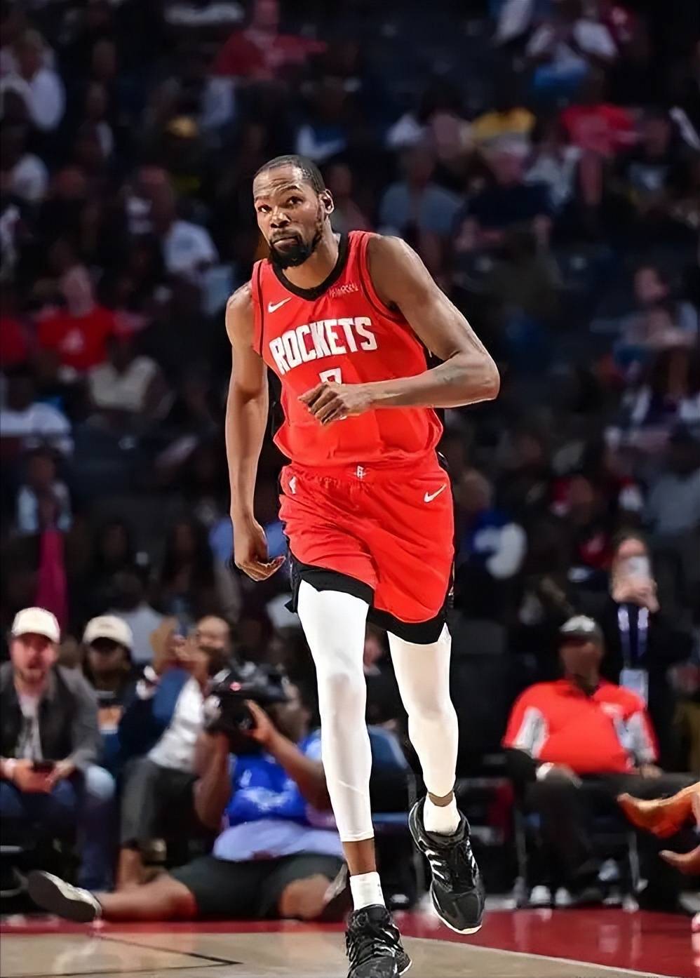 门将精彩扑救确保胜利（神勇门将高接低挡保住胜利）