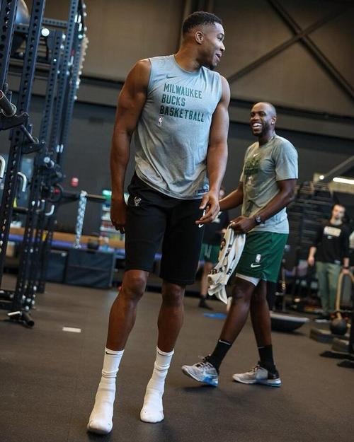 半场：塞维利亚0-0贝蒂斯，双方共一次射正（半场战报：塞维利亚与贝蒂斯互交白卷，双方合计仅1次射正）