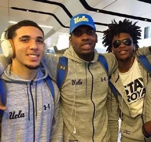 女足英联杯中发生暴力冲突，一名球员抓住对手脖子将其摔倒（女足英联杯爆发冲突：球员抓住对手颈部将其放倒）