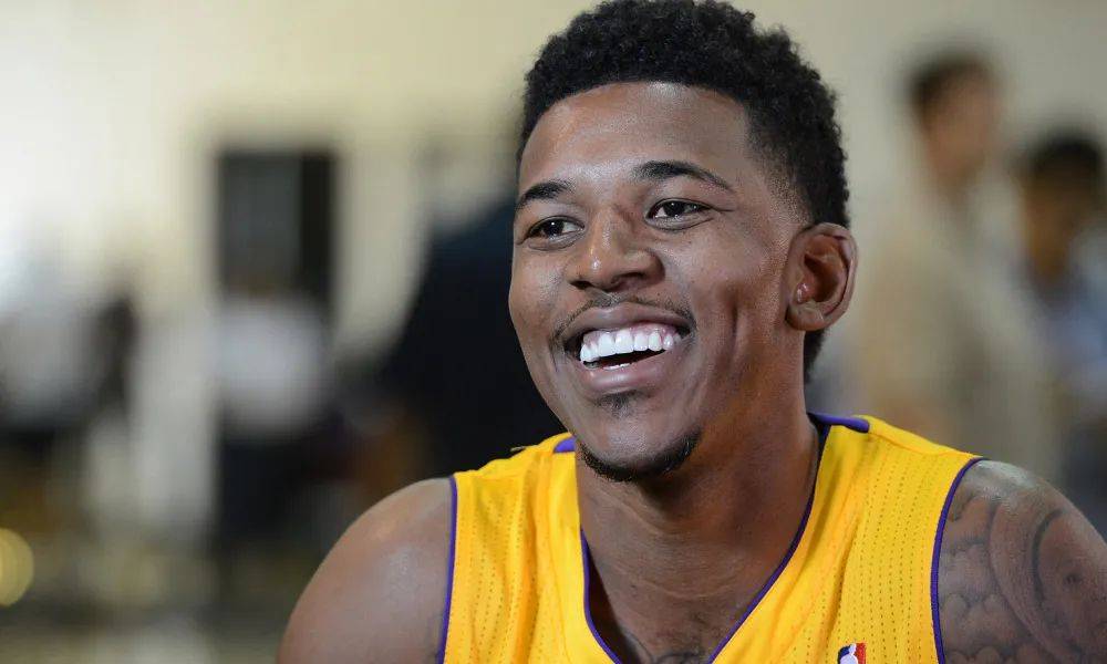 远在迈阿密心系罗马，托蒂和坎德拉用手机观看老东家焦点大战（托蒂与坎德拉身在迈阿密仍牵挂罗马，用手机观看老东家焦点之战）