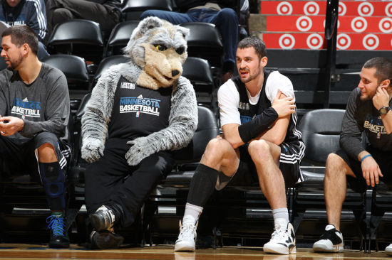 记者：维尼修斯女友在美国涉嫌欠税，可能无法陪他参加世界杯（记者称维尼修斯女友在美涉嫌欠税，或难陪同其出征世界杯）