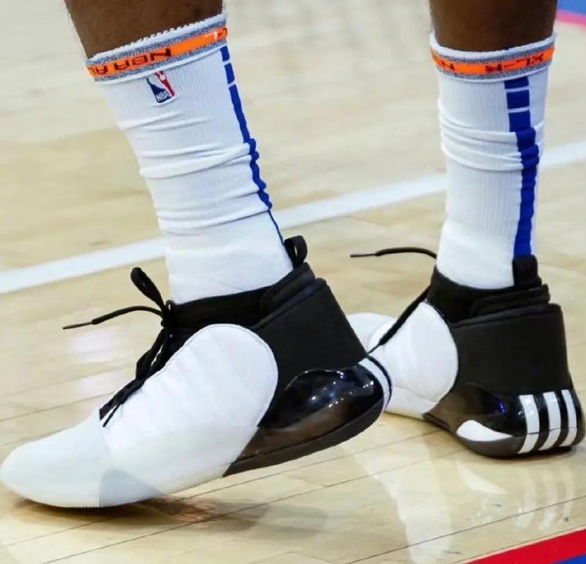 曼城有望大胜桑德兰，展现沉稳防守，争夺英超积分榜席位。（曼城有望横扫桑德兰，凭稳健防守冲击英超前列）