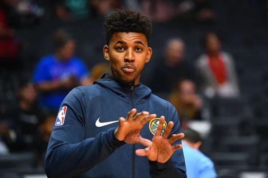 点射得分，凯文-迪克斯成为历史首位在德甲进球的印尼球员（凯文-迪克斯点球破门，成为德甲史上首位进球的印尼球员）