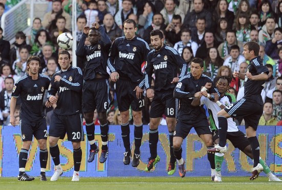 海纳：有一两家英超球队曾对孔帕尼有意，但我们是拜仁慕尼黑（海纳：英超球队也想要孔帕尼，但我们是拜仁慕尼黑）