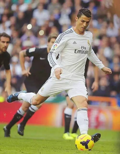 半场战报：阿贾克斯0-0加拉塔萨雷，双方破门乏术